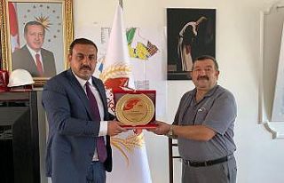 Evinin bahçesinde süs eşyası yapan vatandaşa...