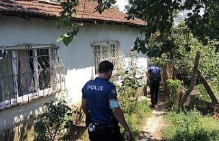 Evinin çalan kapısını açtı, silahla vuruldu