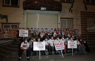 Evlat nöbeti tutan acılı aileler gece nöbetine...