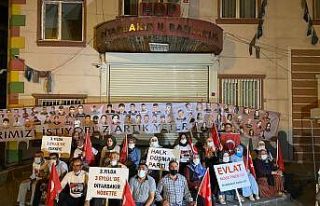 Evlat nöbetindeki aileler gece nöbetine başladı,...