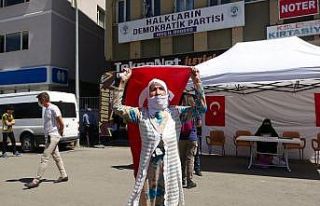 Evlat nöbetindeki anne, teslim olan 3 kişi için...