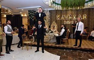 Evlilik sorusuna arkadaşlarına danışarak cevap...