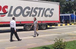 Fabrikaya mal getiren tırın dorsesinden 2 mülteci...