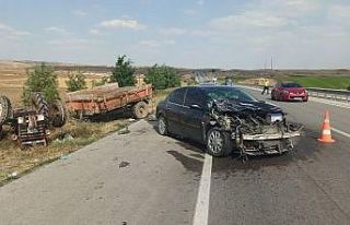 Fark etmediği traktöre arkadan çarptı: 3 yaralı