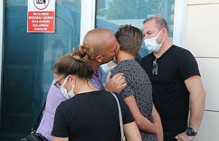 Fırtınada kopan tabela, anneyi canından etti