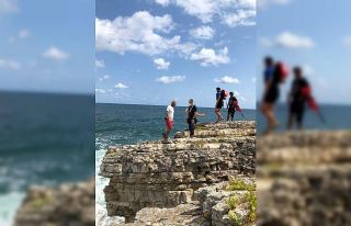 Fotoğraf çektirmek isterken dalgalara kapılan genç...