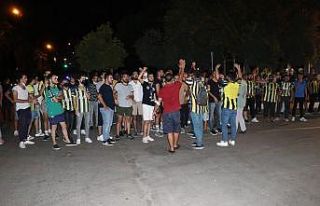 Galatasaray forması giyip Fenerbahçe takımını...