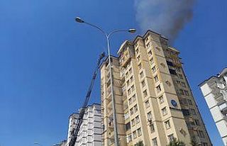 Gaziantep’te 11 katlı binanın çatı katında...