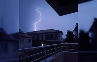 Gecenin karanlığını şimşekler aydınlattı