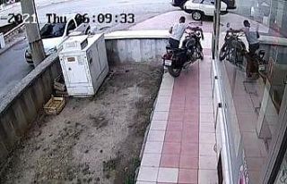 Geldiği bisikleti bıraktı çaldığı motosiklet...