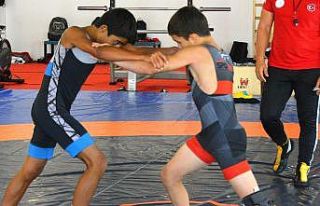 Geleceğin şampiyon güreşçileri Aliağa’da kampta