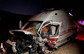 Giresun’da ambulans ile ticari taksi çarpıştı:...