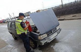 Giresun’da jandarma trafik ekipleri motoru alev...