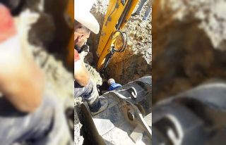 Göçük altında kalan işçiyi itfaiye ekipleri...