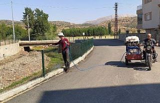 Gölbaş’nda yabani otları ilaçlıyor