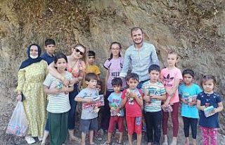 Gönüllülerden köy çocuklarına oyuncak sürprizi