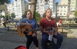 Görme engelli İranlı gençler geçimlerini müzikten...