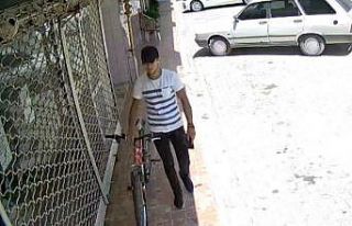 Gündüz vakti pencereden apartmana giren hırsızın...