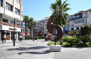 “Güneşe Giden Yol" isimli heykel sergileniyor