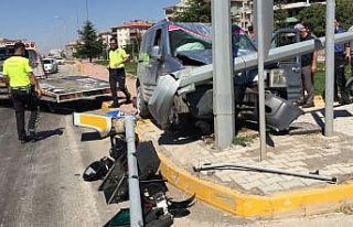 Hafif ticari araç aydınlatma direğine çarptı:...
