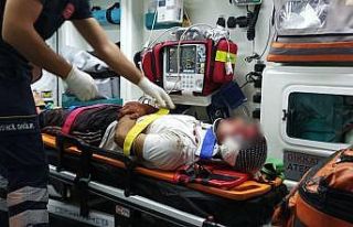 Hafif ticari araç ile motosiklet çarpıştı: 1...