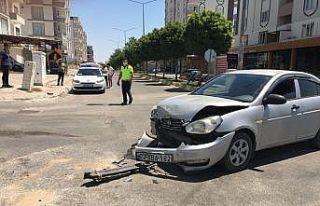 Hafif ticari araç ile otomobil çarpıştı: 2 yaralı