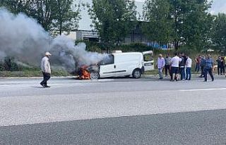 Hafif ticari araç otoyolda alev alev yandı