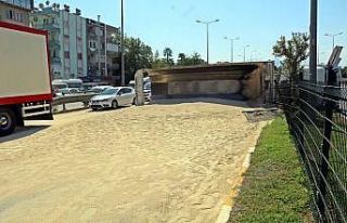 Hafriyat kamyonu devrildi, tonlarca kum yola saçıldı