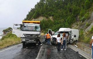 Hafriyat kamyonu ile hafif ticari araç çarpıştı:...