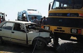 Hafriyat kamyonu ve otomobil çarpıştı: 2 yaralı