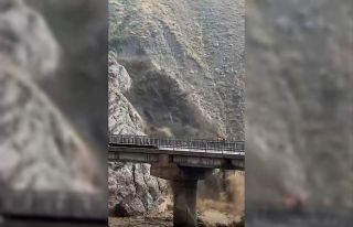 Hakkari-Van karayolunda toprak kayması böyle görüntülendi