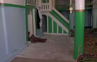 Halıları çalınan camiyi boş bırakmıyorlar