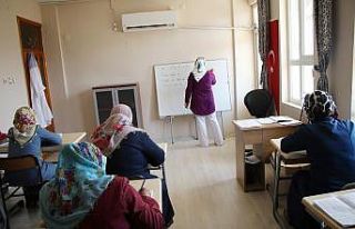 Haliliye’de kadınlar okuma öğreniyor, çocukları...