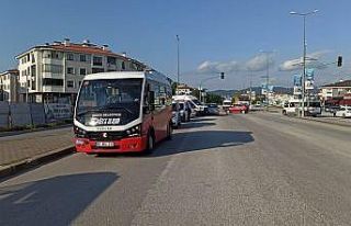 Halk otobüsüyle otomobil çarpıştı, 1 çocuk...