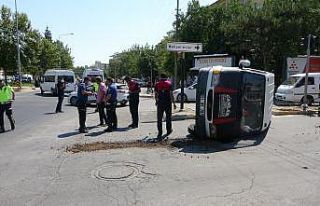 Hasta taşıyan ambulans ile minibüs çarpıştı