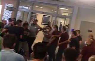 Hastanede güvenlikçiler ile vatandaşların maske...