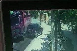 Hatalı sollama yapan tır duvarı yıkıp evin bahçesine...