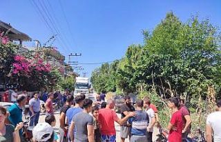 Hatay’da kamyonlardan şikayet eden mahalleli yolu...