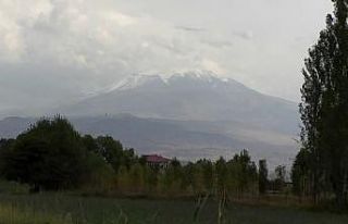 Havaların soğumasıyla Ağrı Dağı’na kar yağdı