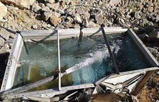 Hayvanlarla aynı yerden su içen aile yardım bekliyor