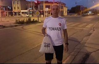 Hem koştu hem de toprağa tohum saçtı