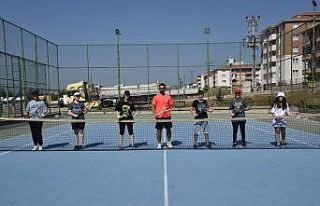 Hem tenis öğreniyorlar hem eğleniyorlar