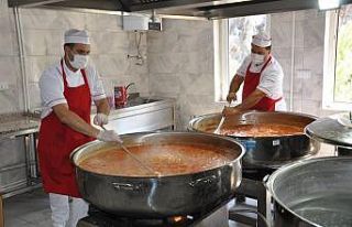 Her gün yaklaşık 4 bin kişilik yemek üretiyorlar
