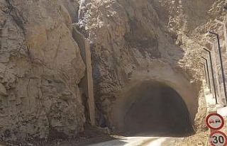 Heyelan nedeniyle kapanan Artvin-Erzurum karayolu...