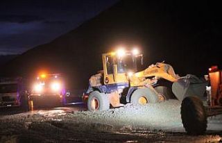 Heyelan nedeniyle kapanan Erzincan- Sivas kara yolu...