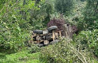 Heyelana müdahale eden kepçe devrildi: 2 yaralı