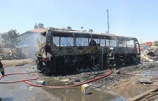 Hurdalıkta otobüs alev alev yandı