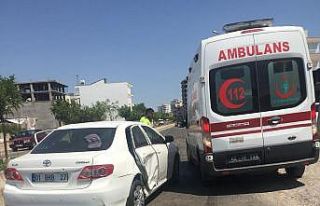 İki otomobil çarpıştı: 3 yaralı