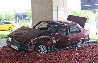 İki otomobil çarpıştı, kullanılmaz hale gelen...