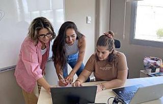 İletişim uzmanları öğrencilere yön gösteriyor